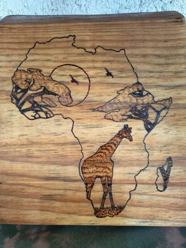 planche décorative carte d'Afrique avec girafe