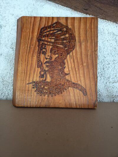 Planche décorative buste de femme africaine
