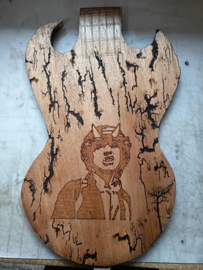Planche décorative en forme de guitares AC/DC