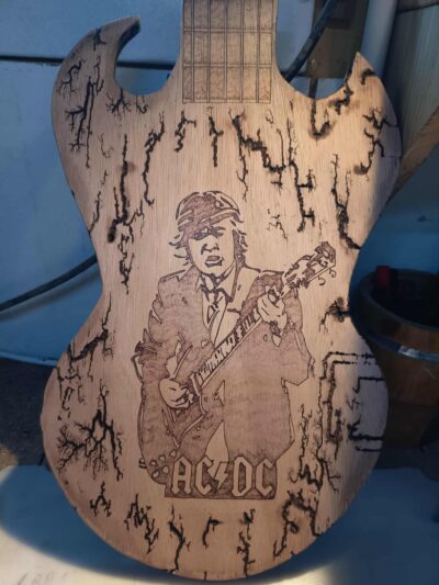 Planche décorative en forme de guitare ANGUS AC/DC