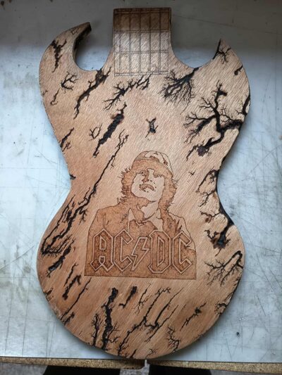 Planche décorative en forme de guitare AC/DC