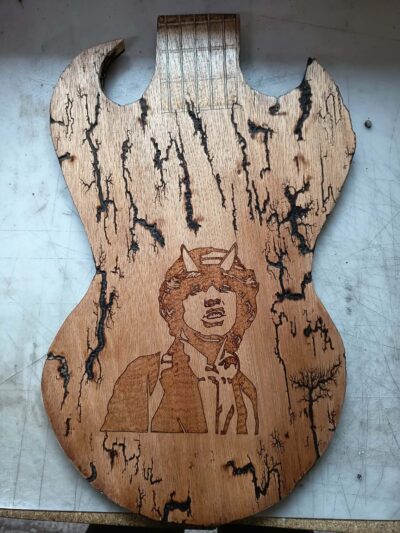 Planche décorative en forme de guitare ANGUS AC/DC
