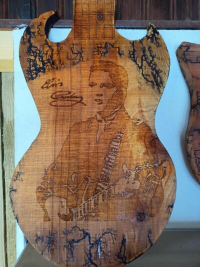 Planche décorative en forme de guitare Elvis