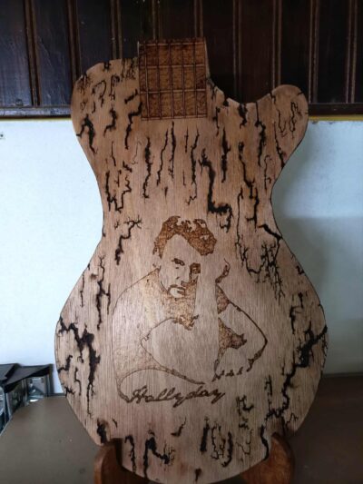 Planche décorative en forme de guitare Johnny