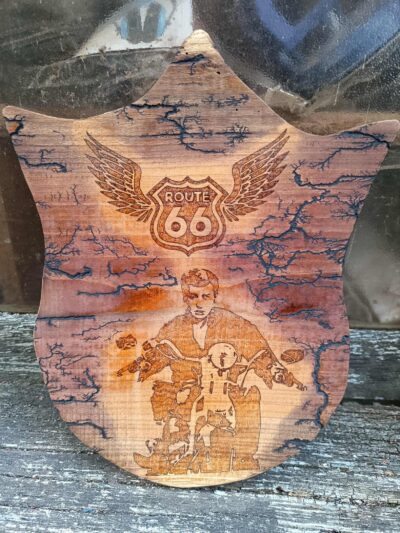 Planche décorative en forme d'écusson Johnny route 66