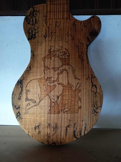 Planche décorative en forme de guitare Johnny