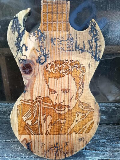 Planche décorative en forme de guitare johnny