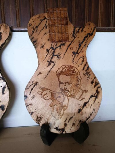Planche décorative en forme de guitare  Johnny