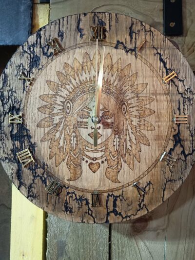 Horloge murale indienne avec coiffe