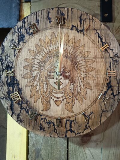 Horloge murale indienne avec coiffe